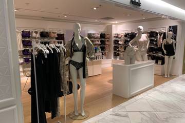 En images : le pop-up store Elie Saab x Aubade au Printemps Haussmann