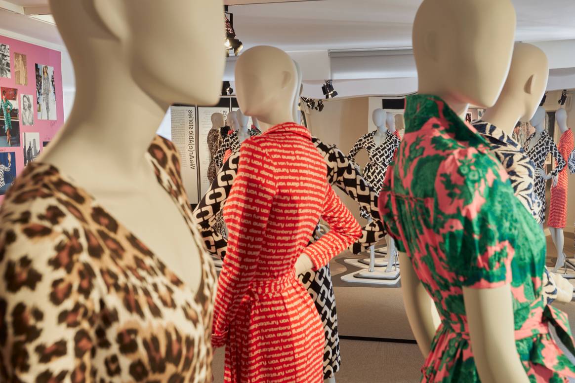 Een zaalbeeld van de tentoonstelling 'Diane von Fürstenberg. Woman before fashion.' Beeld via Mode & Kant Museum, foto door C. E. Laurent.