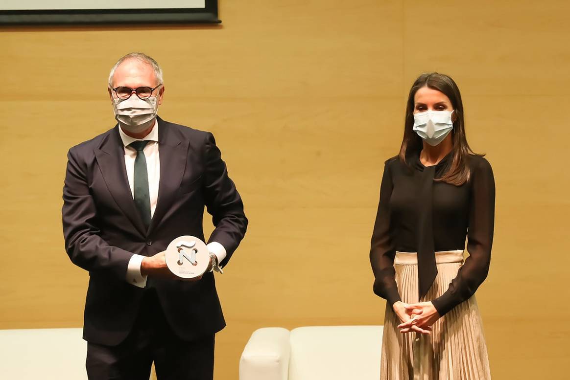 La Reina Letizia hace entrega de los VI Premios Nacionales de la Industria de la Moda