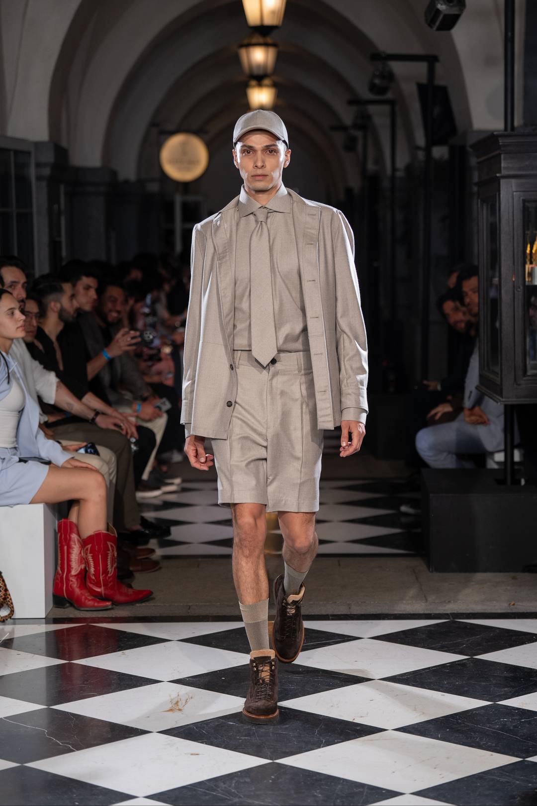 La marca presentó el uso de bermudas con trajes tradicionales en looks monocromáticos.