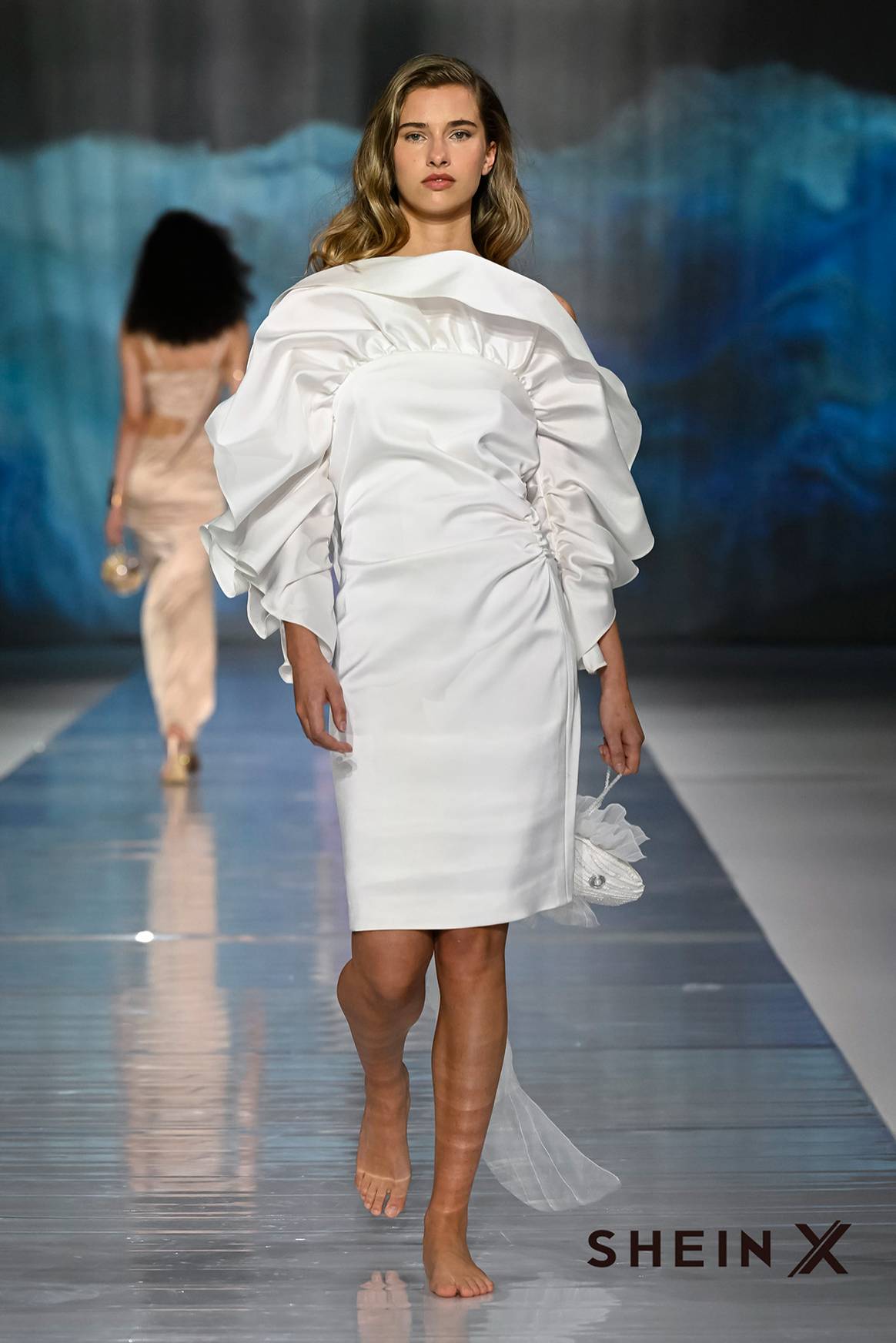 Créditos: Photo Credits: Modelo con uno de los tres “looks” de la colección “Endless Waves” diseñada por María Molina y presentada durante el desfile “Endless Summer” de Shein en París. Fotografía de cortesía.