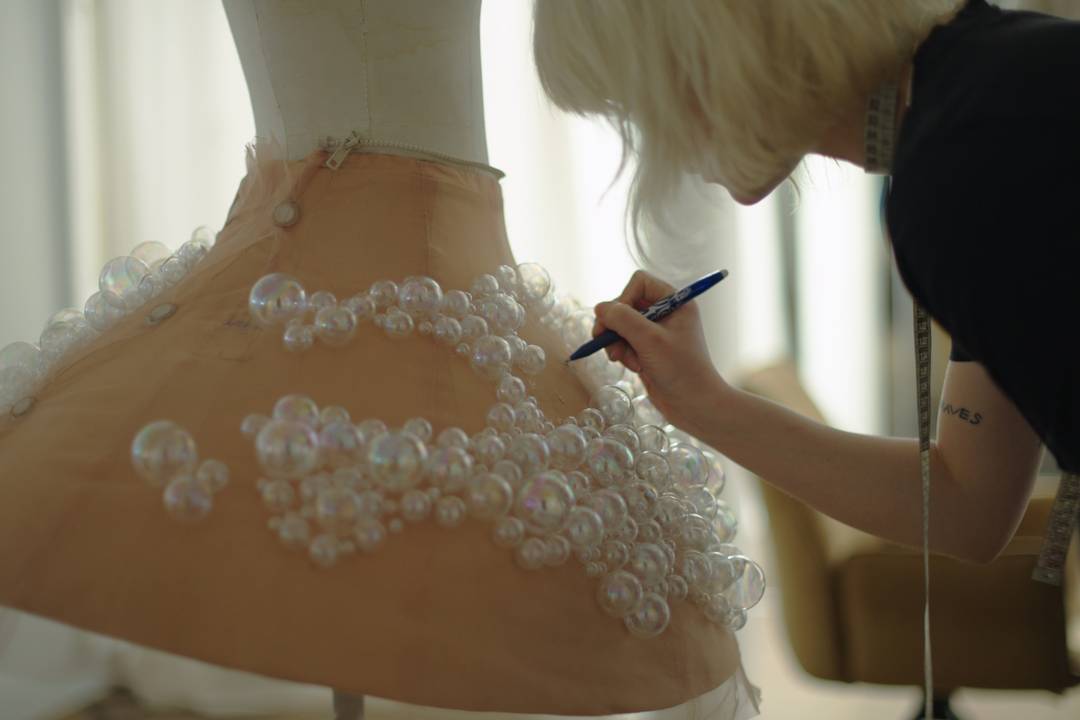Centinaia di ore di lavoro sono state dedicate all'Airo Dress di Iris van Herpen.