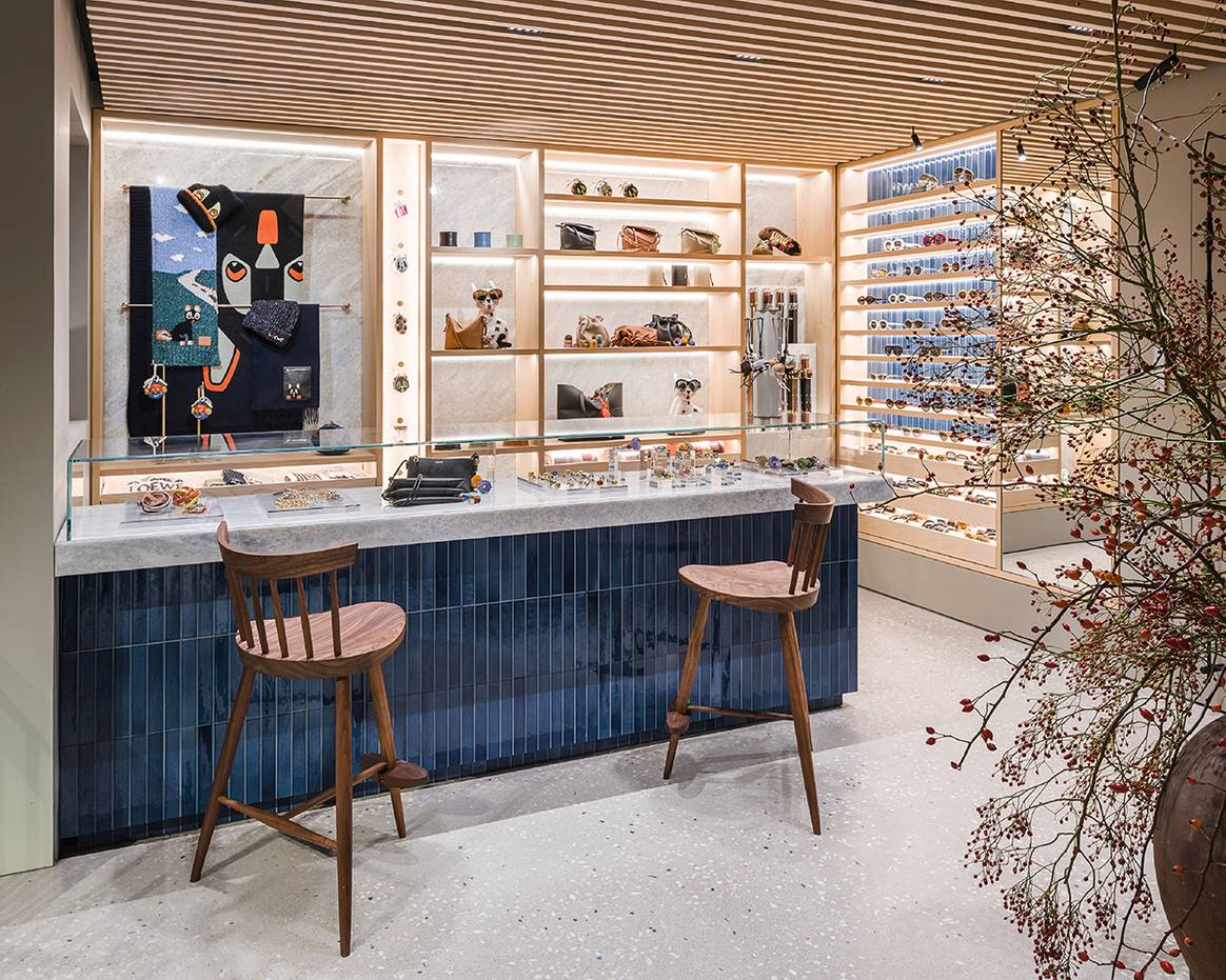 Tienda de Loewe en el número 48 de la Avenue Montaigne de París (Francia).