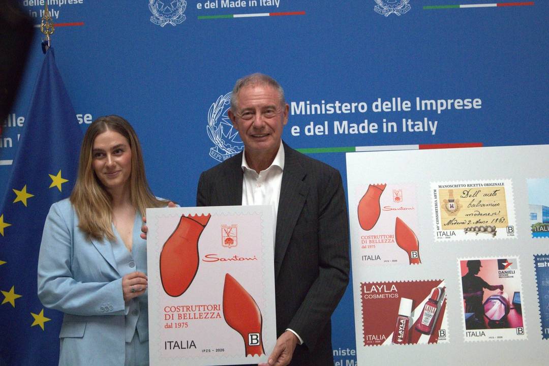 Adolfo Urso e Sofia Maria Santoni con il francobollo Santoni