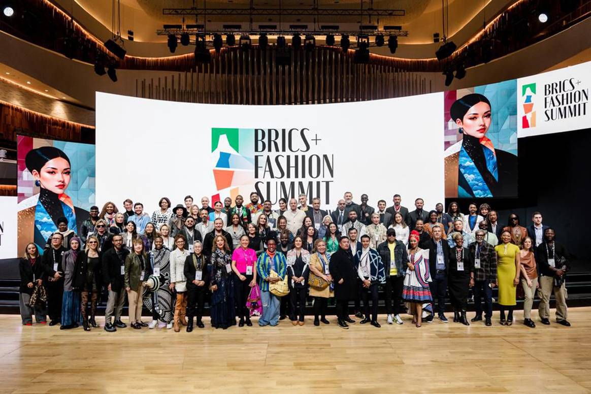 Foto de grupo de los ponentes participantes en “BRICS+ Fashion Summit” Moscú.