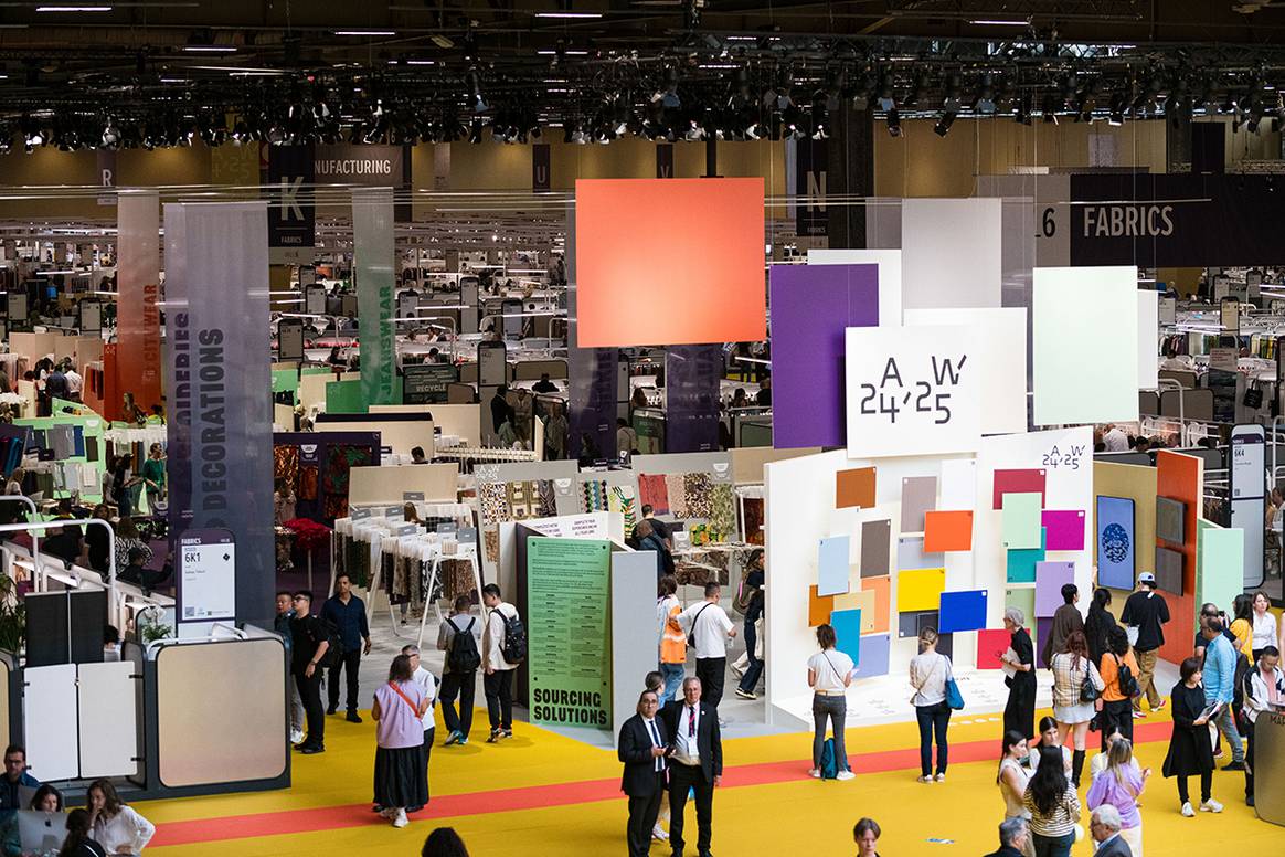 Créditos: Interior del salón internacional Première Vision París durante su edición de julio de 2023, para la presentación de las novedades y tendencias para la temporada Otoño/Invierno 2024/2025. Fotografía de cortesía.