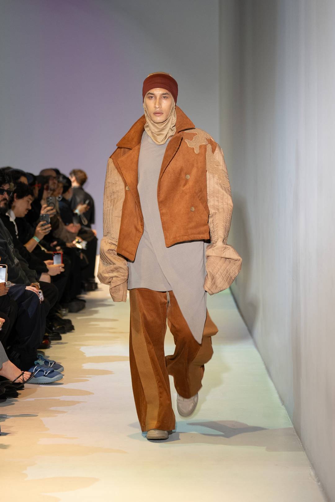 Las texturas mezcladas fueron clave como en este look en donde la pana se entrelaza con telas más suaves y vaporosas, así como satinadas.