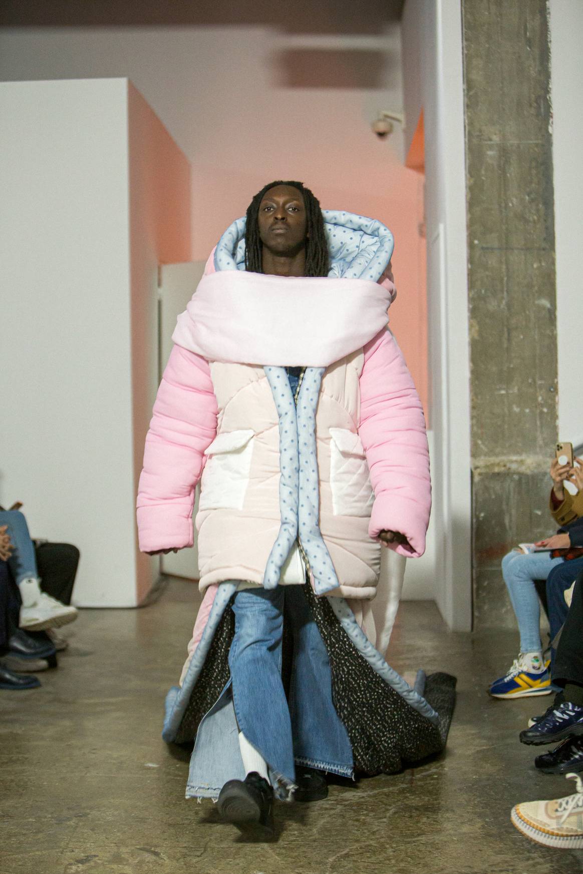 Sheltersuit-presentatie in Parijs, beeld Alex Pommier, via Sheltersuit