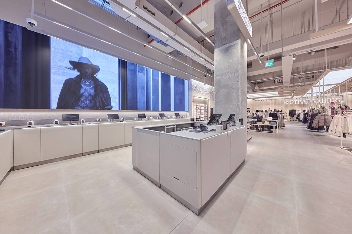 Tienda de Stradivarius en el centro comercial Alexa de Berlín (Alemania).