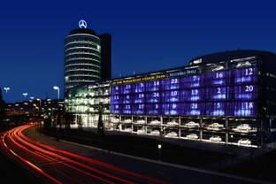 Mercedes-Benz eröffnet riesigen Fashion Adventskalender in München