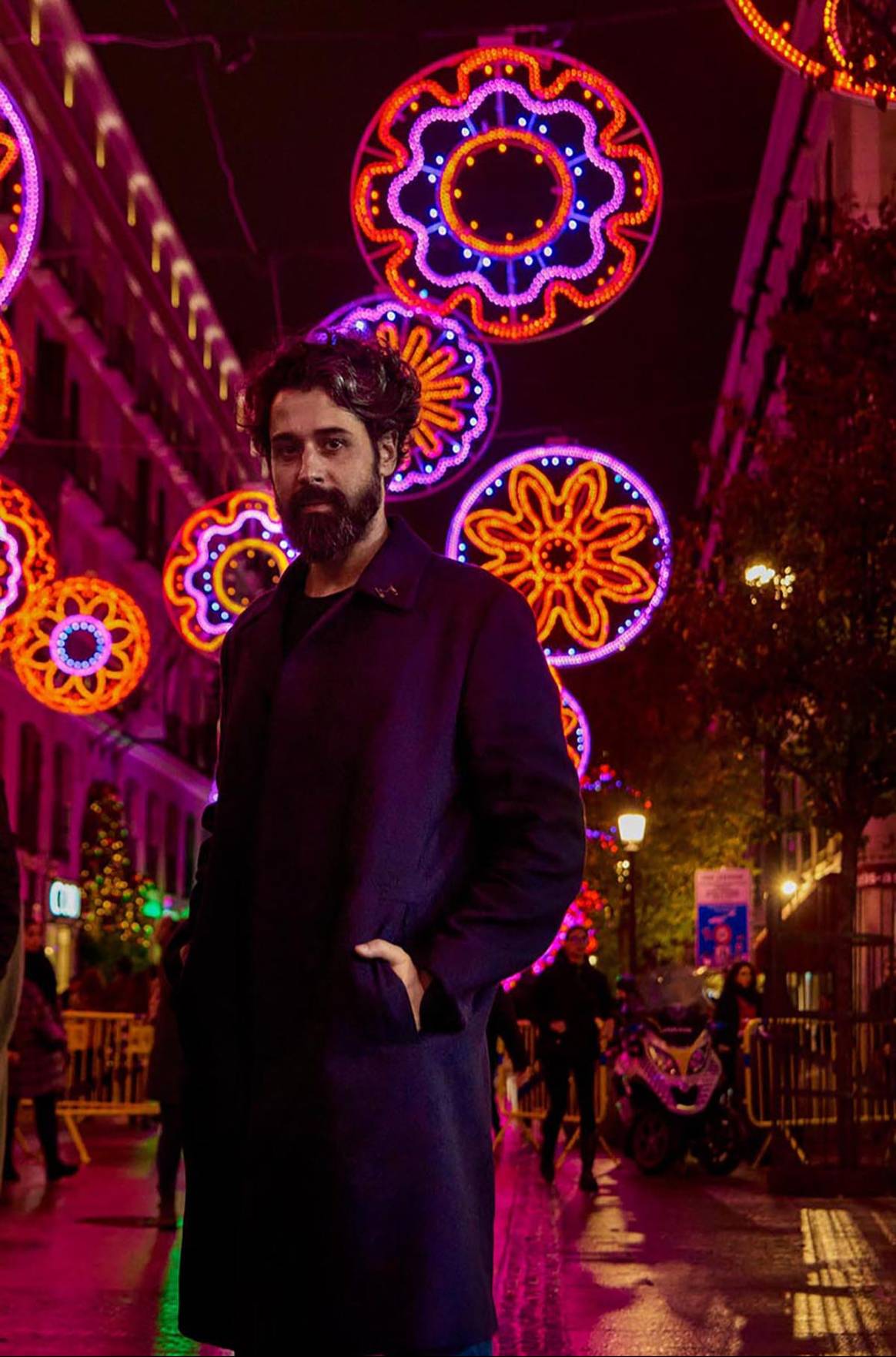 Photo Credits: El diseñador Moisés Nieto frente a las luces de su proyecto de iluminación navideña para la ciudad de Madrid. Fotografía de cortesía.