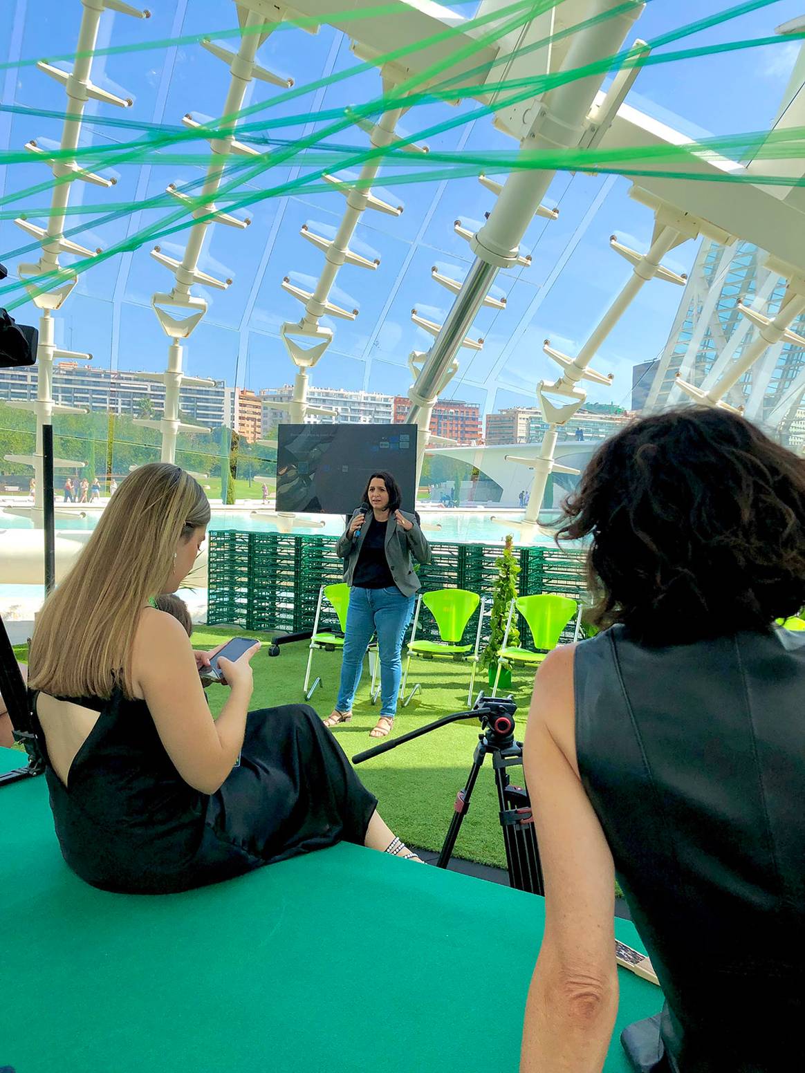 El Hemisfèric de la Ciudad de las Artes y las Ciencias de Valencia durante la 5ª edición del Clec Fashion Festival de 2024.