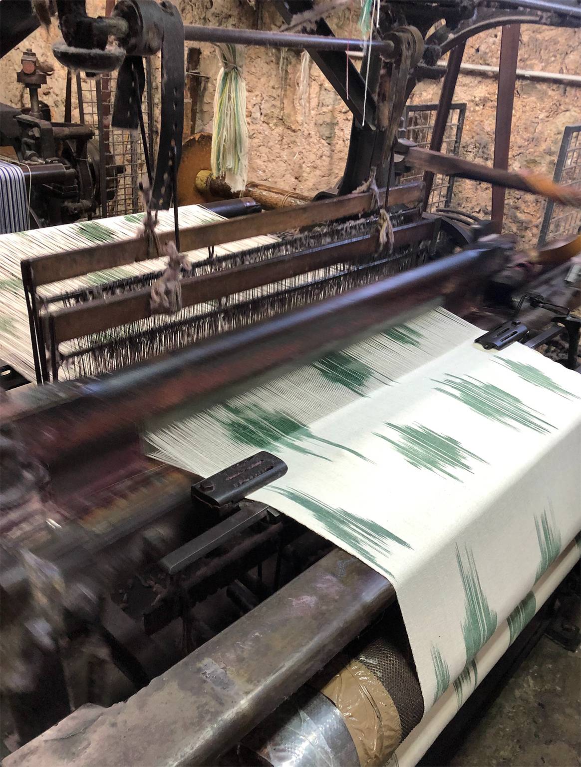 Photo Credits: Fabricación artesanal del tejido Ikat, por cortesía de Pablo Erroz.