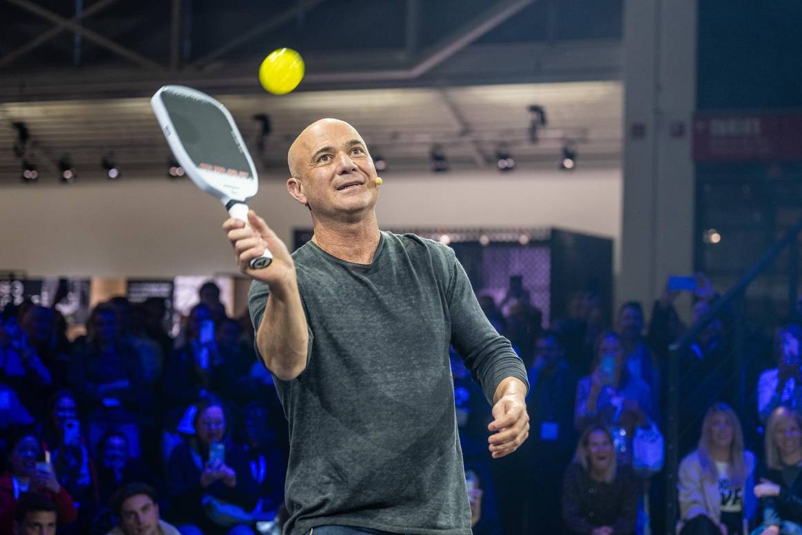 Andre Agassi präsentierte den Trendsport Paddle/Pickleball.