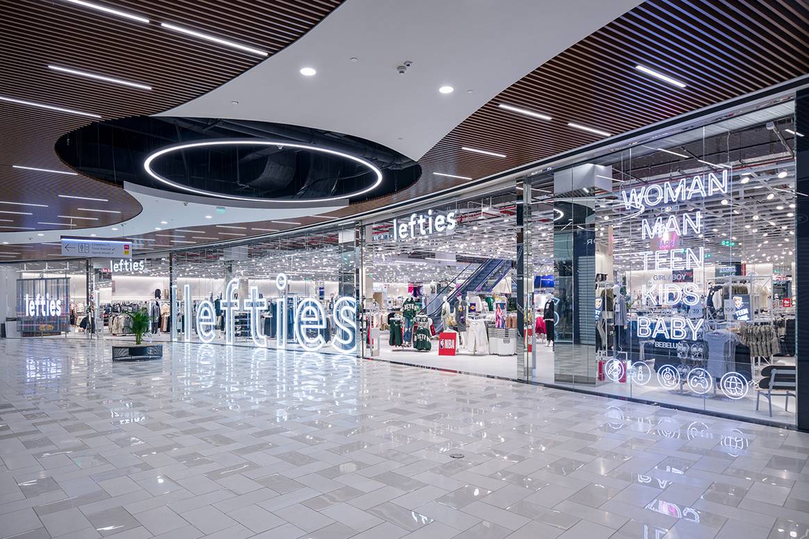 Interior de la nueva tienda Lefties Digital Store Rumanía, en el centro comercial Promenada Mall de Craiova (Rumanía).