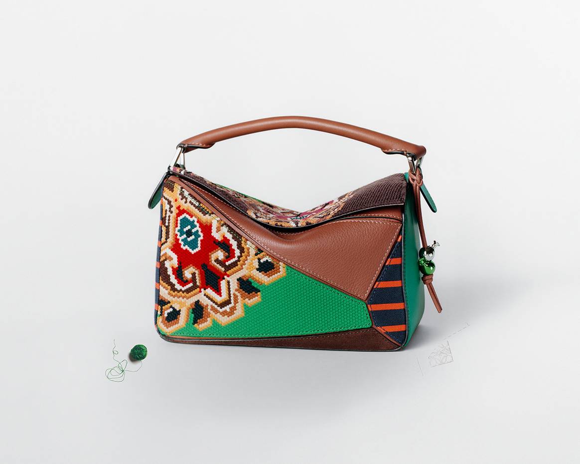 Modelo de la colección cápsula de aniversario “Puzzle 10” de Loewe por los 10 años del lanzamiento del bolso Puzzle.