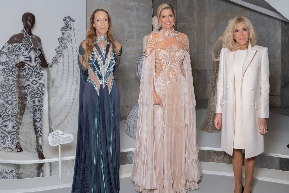 Iris van Herpen, Koningin Maxima en Brigitte Macron tijdens de opening
van Sculping The Senses.