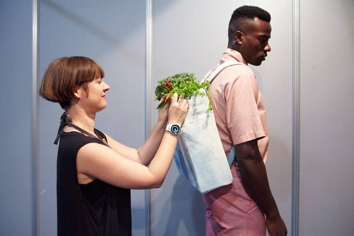 Prendas con plantas vivas y autosostenibles en colección Maria Glück