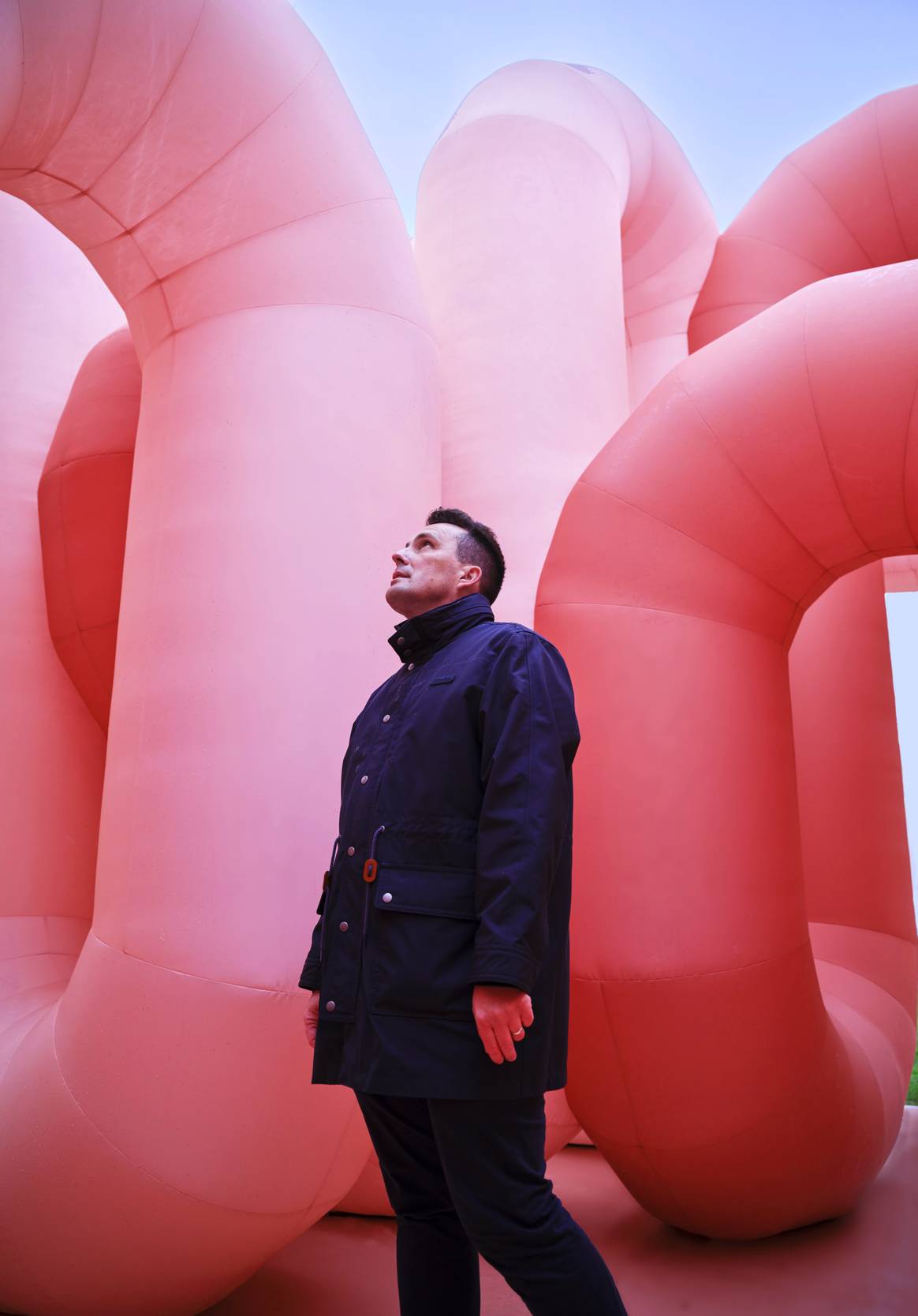 Künstler Cyril Lancelin vor der "Pillow-Experience"-Installation | Bild: Coach
