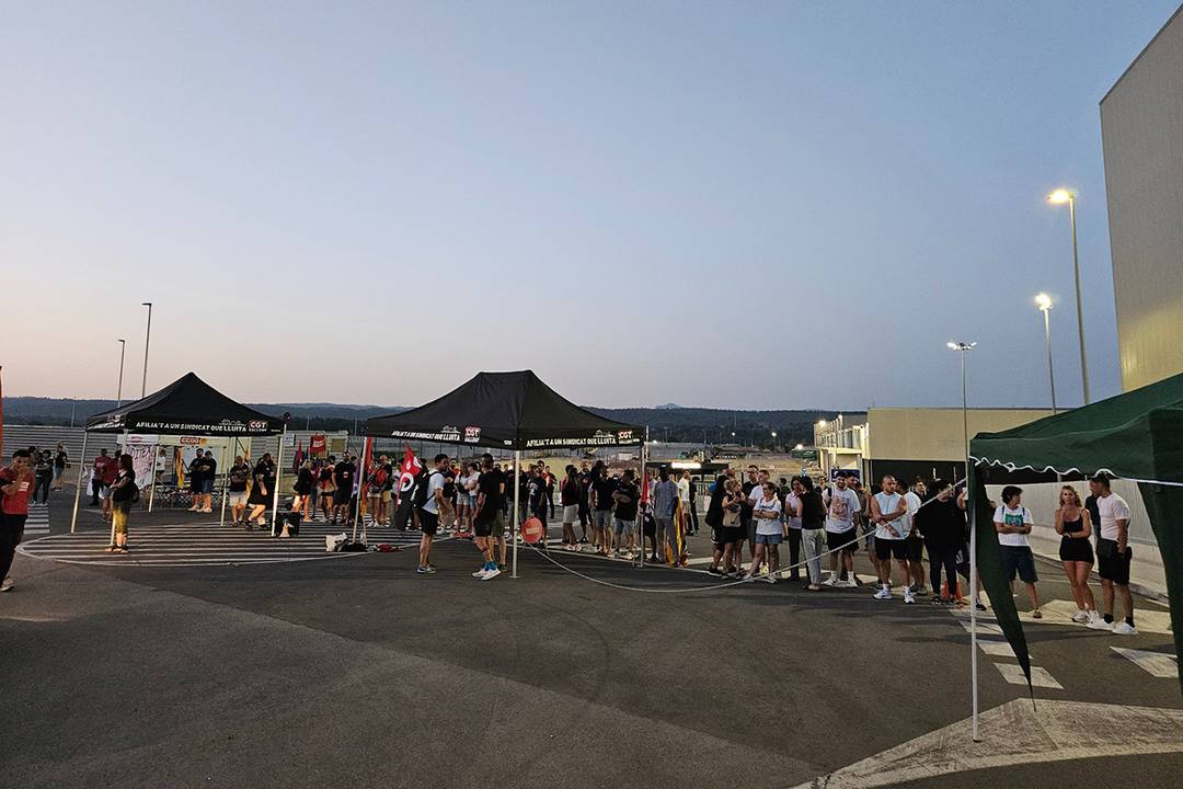 Piquete de los trabajadores de Inditex a las puertas de la planta de Stradivarius Logística de Sallent, Barcelona (España), durante la jornada de huelga del 25 de junio de 2025.