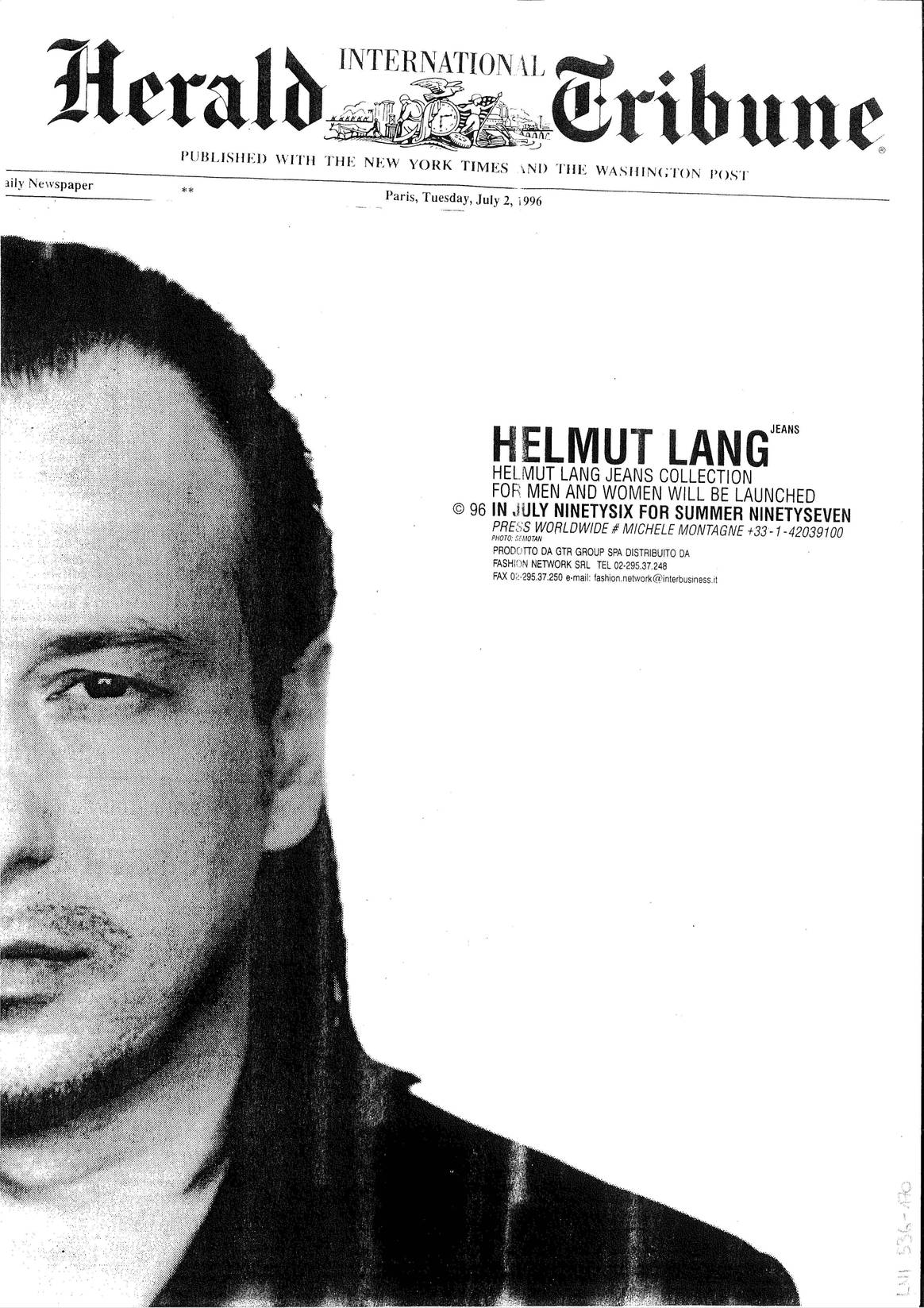 HELMUT LANG Helmut Lang, Schwarz-weiß-Kopie einer Umschlagwerbung für die Zeitung International Herald Tribune, zur Ankündigung der Einführung der Helmut Lang Jeans-Produktlinie im Juli 1996, Fotografie von Elfie Semotan.