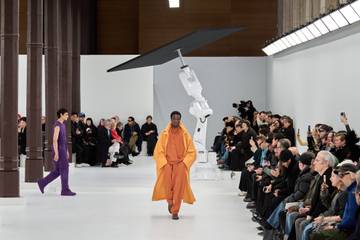 Issey Miyake revela una nueva marca en París, Rick Owens firma un manifiesto gótico