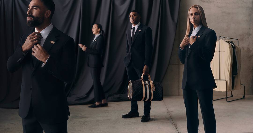 Jugadores del Real Madrid con la nueva indumentaria para el equipo diseñada por Louis Vuitton.