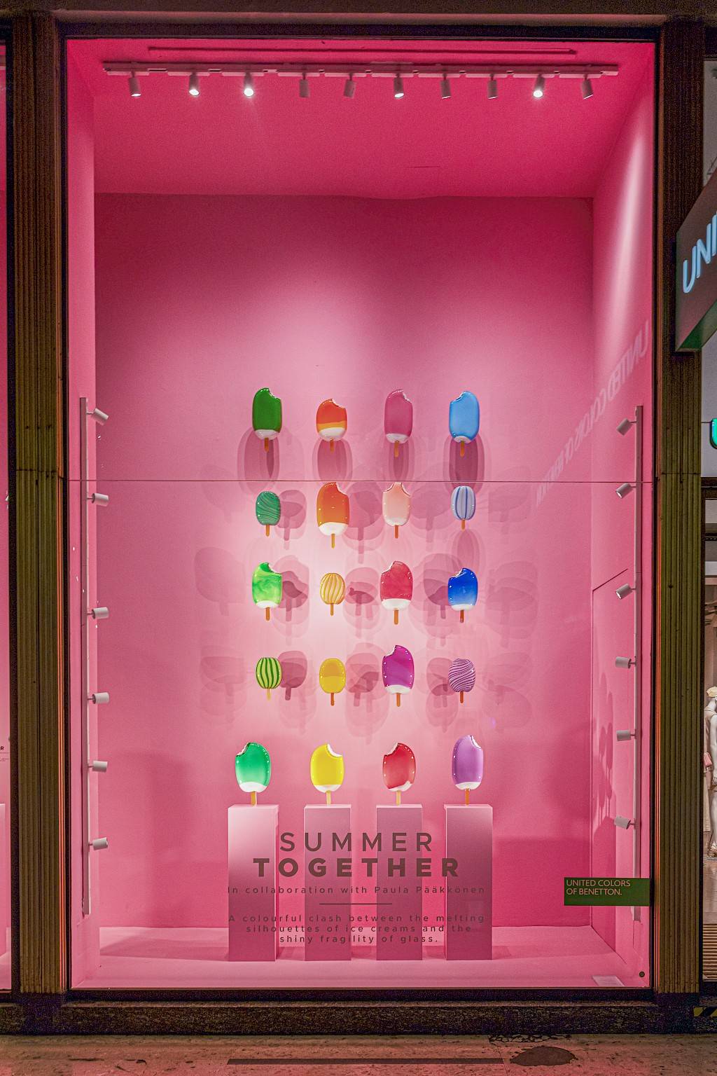 In mostra una serie di sculture di gelati, in cui le sagome e i colori del dessert simbolo dell’estate incontrano il vetro