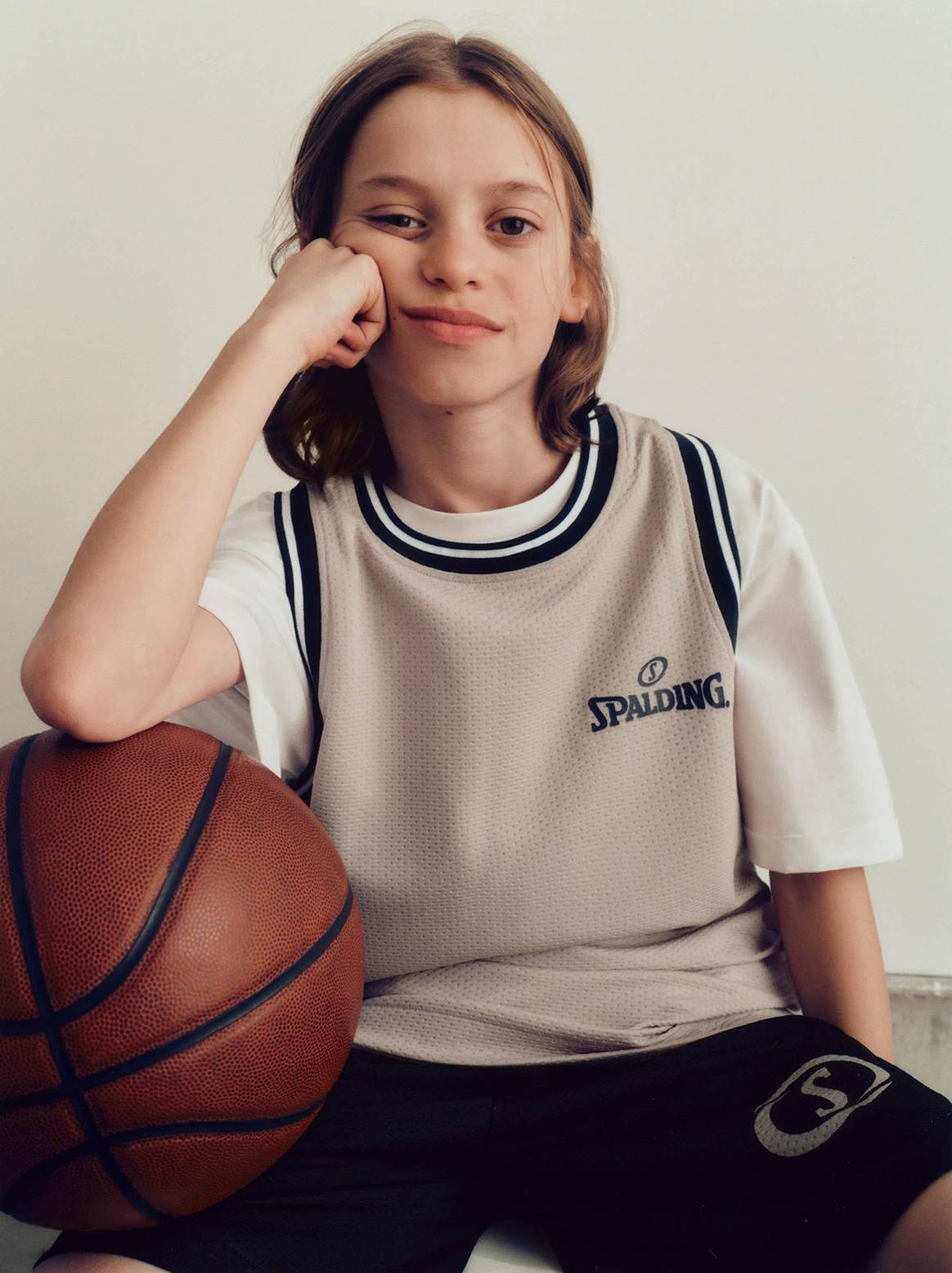 Fotografía de campaña de la cápsula desarrollada junto a Spalding por Zara, para edades de seis a 14 años.