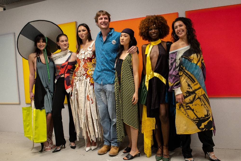 De pakketjes van NAAI bevatten de ontwerpen van Tijns afstudeercollectie