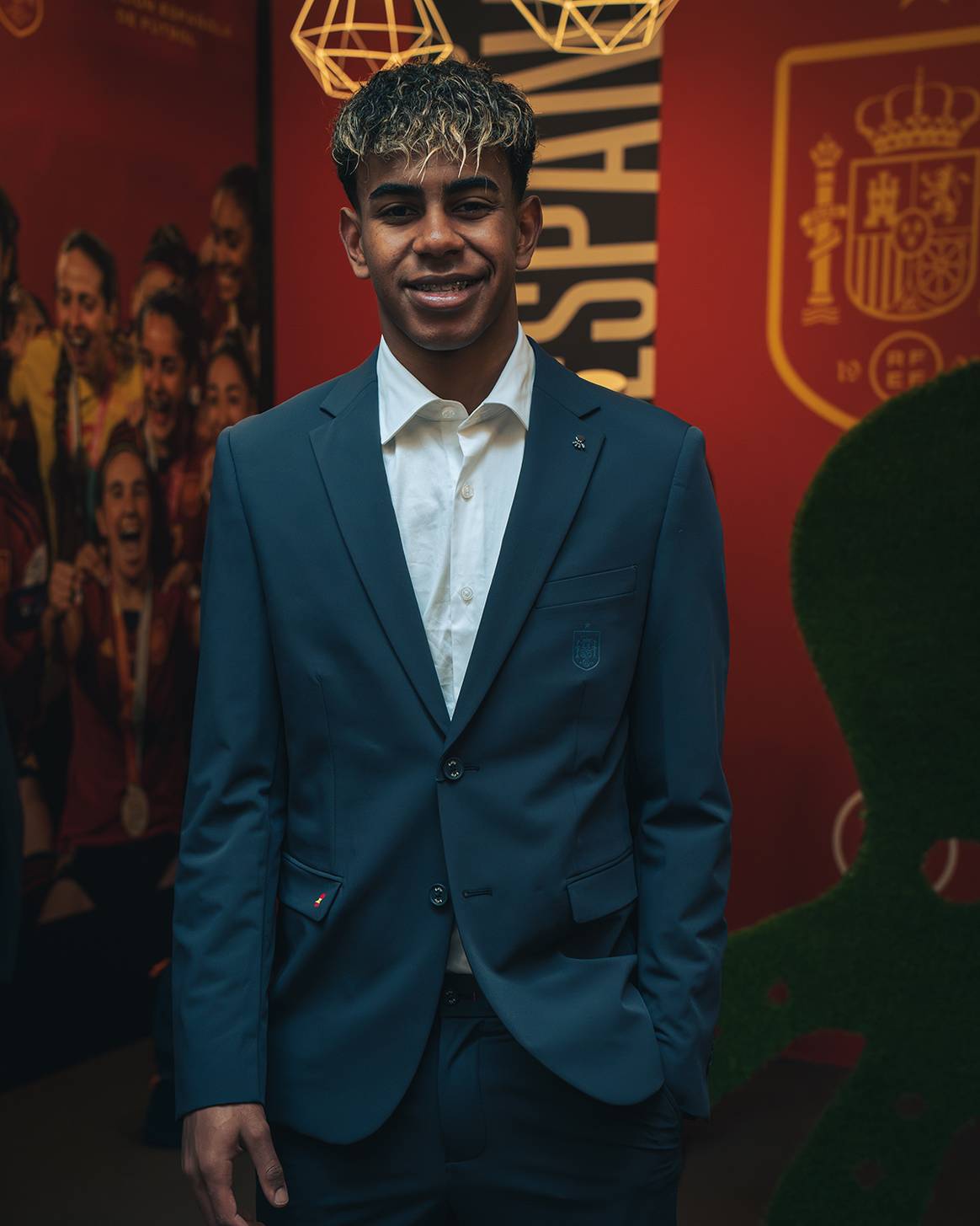 Internacional de la Selección con el conjunto “oficial” de sastrería diseñado por El Pulpo.