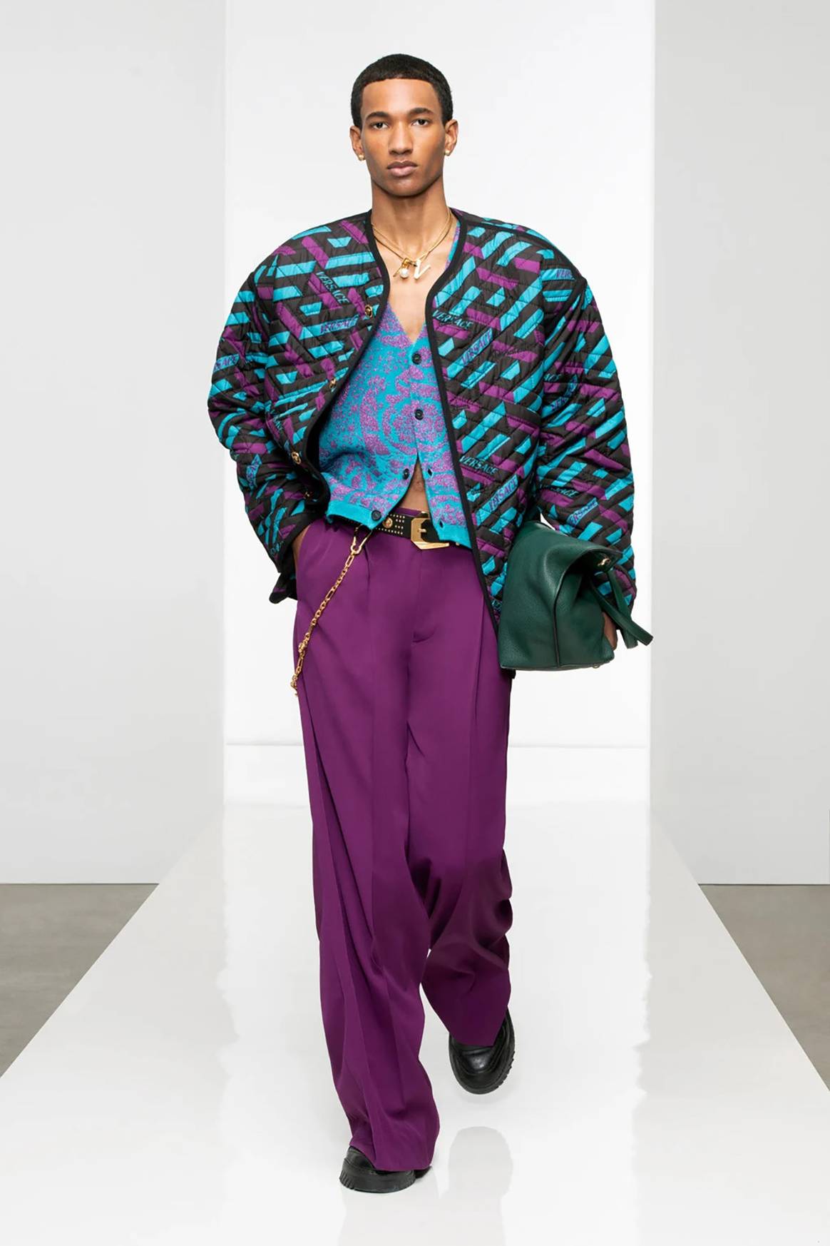 Photo Credits: Versace, colección masculina para la temporada Otoño/Invierno 2022/2023 FW22. Versace, página oficial.