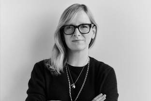 Sarah Burton est la nouvelle directrice artistique de Givenchy, propriété de LVMH