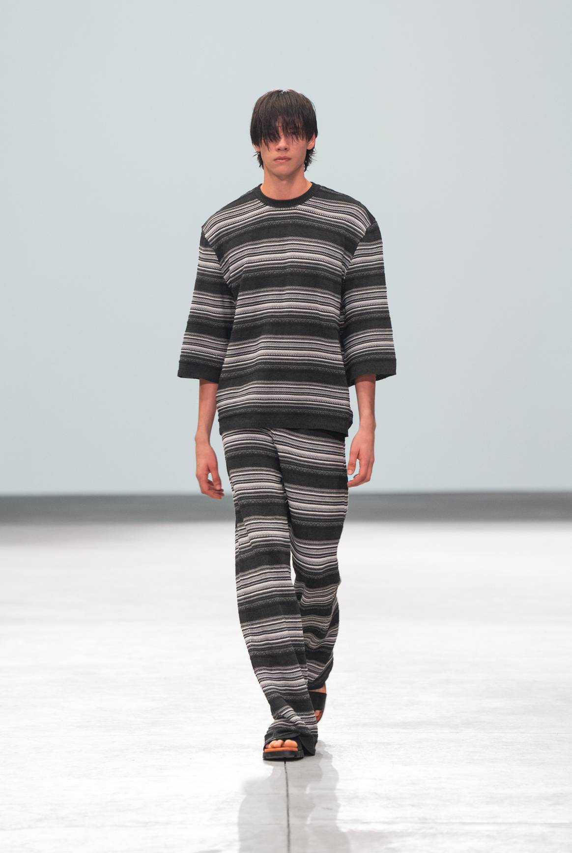 La marca jugó con looks completos en donde la textura jugaba con patrones creando un dinamismo visual en las prendas.